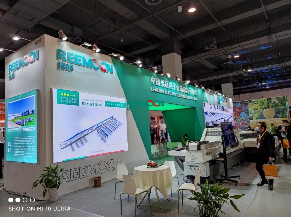 綠萌分選 讓您的水果好吃看得見(jiàn)綠萌出展2020萬(wàn)果風(fēng)云第13屆亞洲果蔬博覽會(huì)時(shí)間：2020年11月23日—11月24日地點(diǎn)：上海跨國(guó)采購(gòu)會(huì)展中心（光復(fù)西路2739號(hào)）A館A011江西綠萌科技控股有限公司是一家專注于果蔬采后分選處理的企業(yè)，公司自成立之日起，就致力于用科技及創(chuàng)新推動(dòng)世界水果采后技術(shù)進(jìn)步。經(jīng)過(guò)19年發(fā)展，
