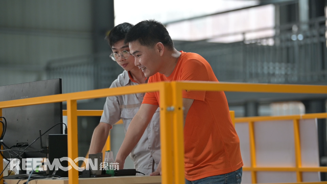 黃其超與廖陳生在中控臺(tái)觀察荔枝數(shù)據(jù).png