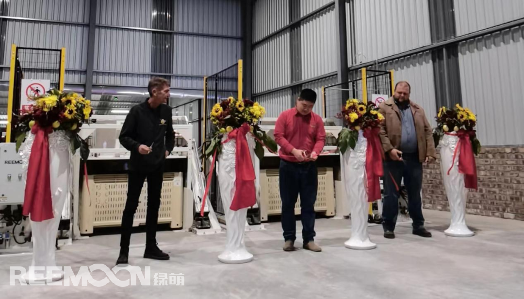 由金豹果業(yè)基地的管理團(tuán)隊(duì)進(jìn)行剪彩禮：【從左往右：內(nèi)維爾·史密斯（Neville Smith）、蔣亦姜（Ken Jiang）、皮爾尼夫·施密特（Pierneef Smit）】.png