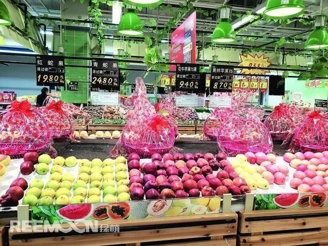 姹紫嫣紅的五月，既是時(shí)令鮮果陸續(xù)上市的節(jié)點(diǎn)，也是一些水果青黃不接的時(shí)候，但無(wú)論是什么水果，人們的需求總是很大。然而愛(ài)吃水果的市民會(huì)發(fā)現(xiàn)，這兩個(gè)月以來(lái)，許多水果價(jià)格高漲，像優(yōu)質(zhì)蘋(píng)果，一個(gè)價(jià)格都抵得上去年一市斤的售價(jià)了，連最普通的橘子、梨，價(jià)格都居高不下。價(jià)格飆升，市民直呼“吃不起”不少水果零售價(jià)格均比