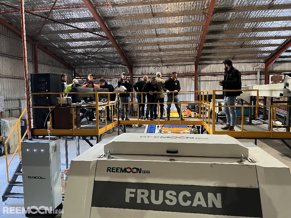 日前，應(yīng)用于Clear Lake Citrus的新型Fruscan 7四通道分選機(jī)在澳大利亞格里菲斯的綠萌展示活動中驚艷亮相。該設(shè)備是目前綠萌在澳大利亞所安裝的最新也是最大的設(shè)備。綠萌新型Fruscan 7四通道分選機(jī)展示活動現(xiàn)場來自澳大利亞各地的種植者和包裝廠商來到這家柑橘包裝廠參觀了這臺配備了Fruscan 7系統(tǒng)（綠萌的最新瑕疵分選技術(shù)