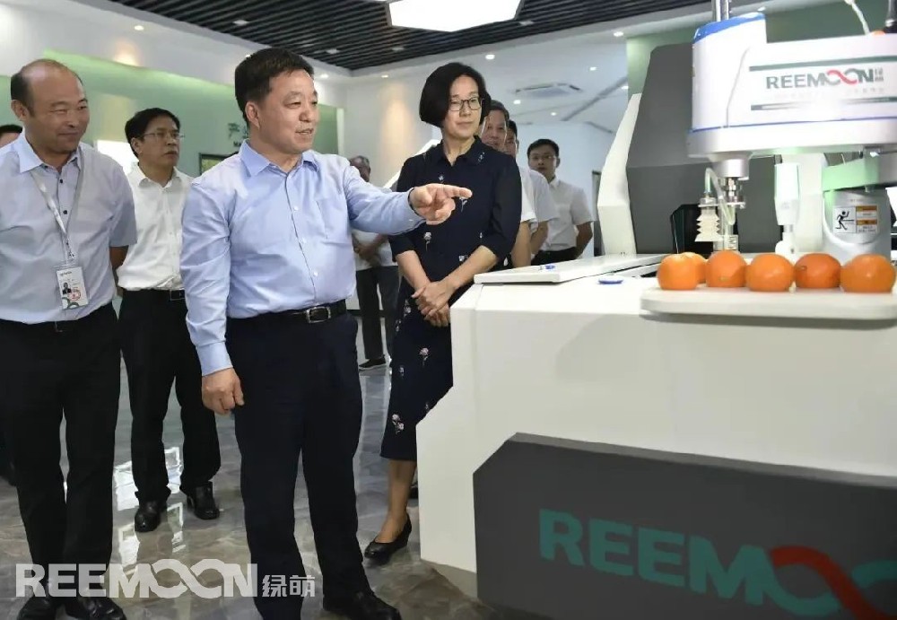 9月29日下午，江西省省長葉建春蒞臨綠萌公司調研指導工作，省委副書記、贛州市委書記吳忠瓊陪同調研。中科微至董事長、中科院微電子所智能制造中心主任李功燕，江西綠萌公司董事長朱壹向省長一行作了詳細匯報。葉建春省長深入了解綠萌公司創(chuàng)立發(fā)展歷程、核心技術研發(fā)及全球市場布局等情況。在得知綠萌果蔬分揀裝備出口近30個